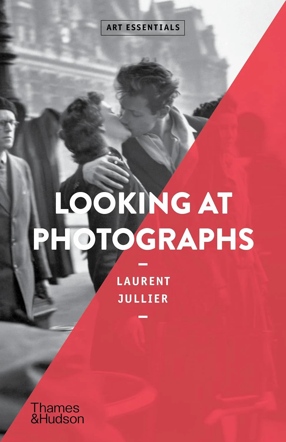 Looking at Photographs. Laurent Jullier